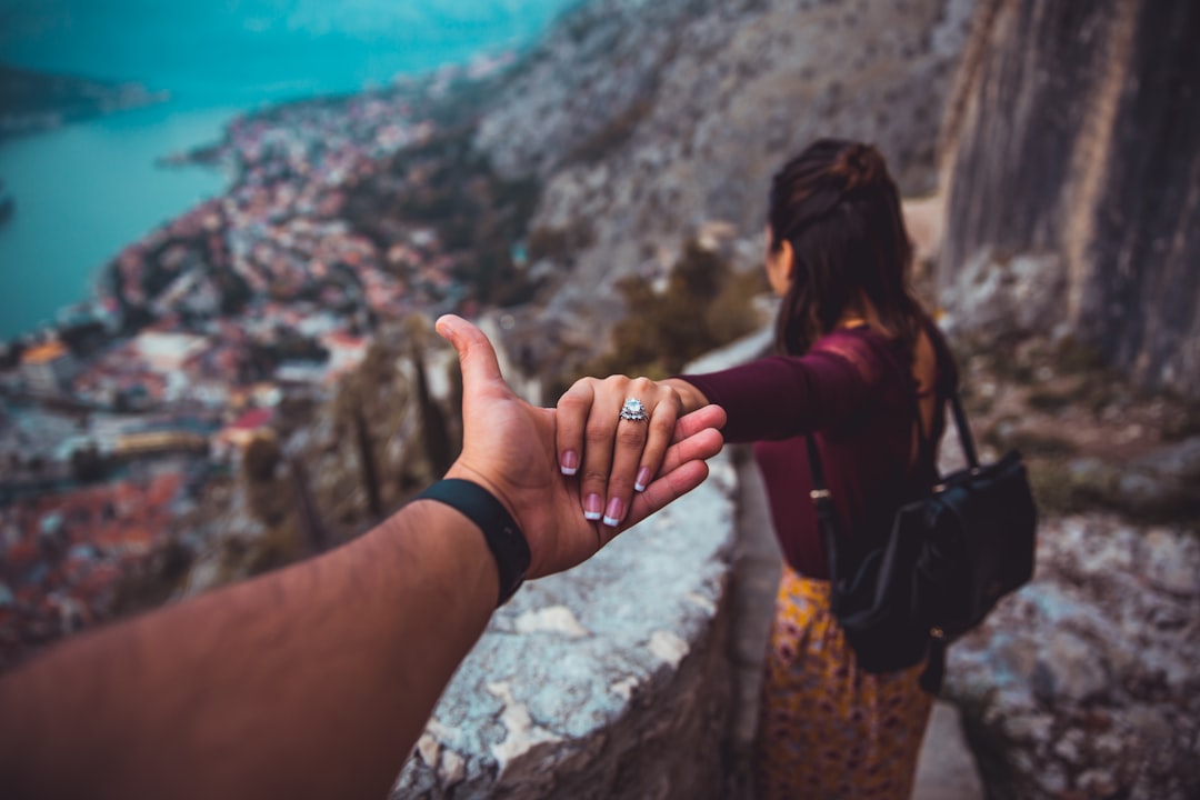 Photo Couple holding hands