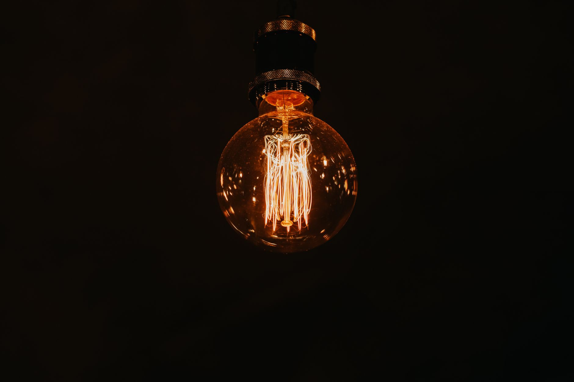 Cum îți citești corect factura de energie și unde apar cei mai mulți bani pierduți